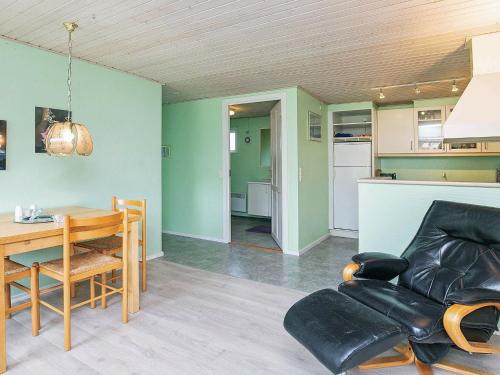 スタイにある8 person holiday home in Stegeのリビングルーム(ソファ、テーブル付)、キッチンが備わります。