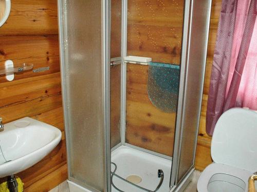 W łazience znajduje się prysznic, toaleta i umywalka. w obiekcie Two-Bedroom Holiday home in Surna w mieście Glerem