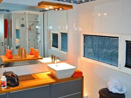 een badkamer met een wastafel en een spiegel bij 6 person holiday home in Inndyr in Inndyr