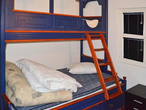 Krevet ili kreveti na kat u jedinici u objektu 6 person holiday home in Inndyr