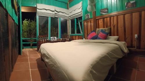 a bedroom with a bed in a room at Mu Cang Chai Eco Lodge in Nam San