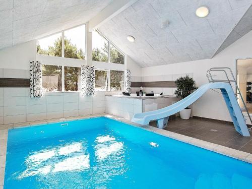 - une piscine avec toboggan dans une maison dans l'établissement 19 person holiday home in Nex, à Bedegård