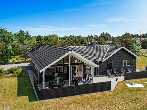 Casa negra con terraza y patio en 18 person holiday home in Bl vand, en Blåvand