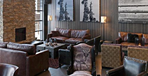 a bar with leather furniture and a fireplace at Norefjell Ski & Spa in Noresund