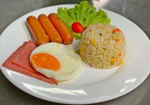 Comida en o cerca de este hotel