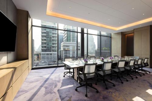 a conference room with a long table and chairs at Carlton Hotel Bangkok Sukhumvit in Bangkok