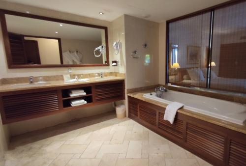 A bathroom at Le Saint Alexis **** Hotel & Spa