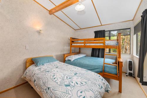 Tempat tidur susun dalam kamar di Escape to the Lake - Lake Rotoiti Bach