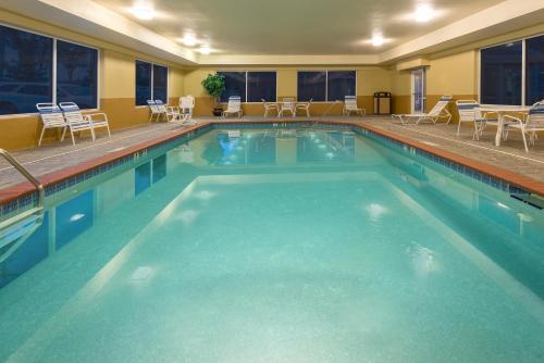 The swimming pool at or close to Holiday Inn Express & Suites Lexington Downtown Area-Keeneland, an IHG Hotel