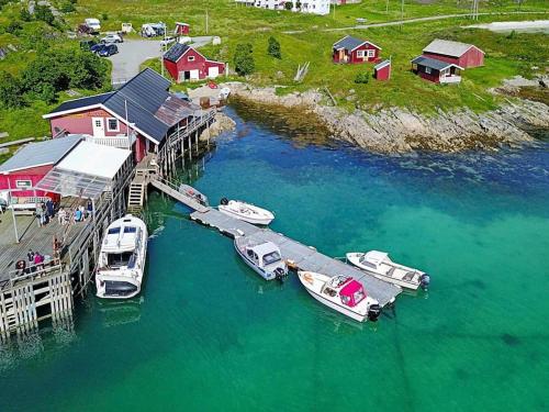 eine Gruppe von Booten, die an einem Dock im Wasser angedockt sind in der Unterkunft 6 person holiday home in Rebbenes in Rebbenes