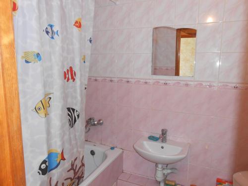 bagno con lavandino e tenda doccia di Однокомнатная квартира рядом с метро Оболонь a Kiev
