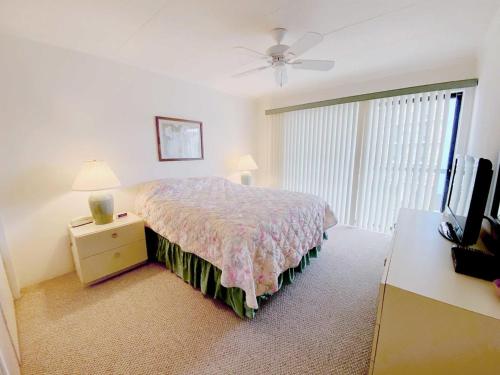 オーシャンシティにあるOcean Princess 207のベッドルーム(ベッド1台、ドレッサー、テレビ付)