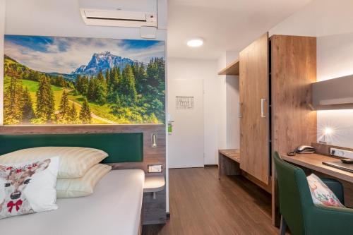 ein Hotelzimmer mit einem Bett, einem Schreibtisch und einem Schlafzimmer in der Unterkunft Hotel Arosa Düsseldorf Oberkassel in Düsseldorf