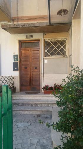 een huis met een houten deur en een raam bij B&B Mimì e Cocò in Civita Castellana