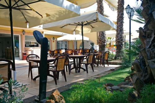 Zahrada ubytování Hotel Rivadoro-Spiaggia ombrellone e lettini-Piscina-Parcheggio