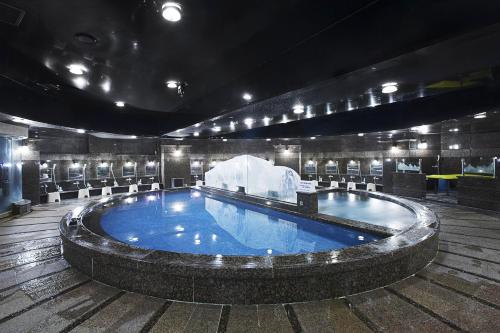 Bazén v ubytování Commodore Hotel Busan nebo v jeho okolí