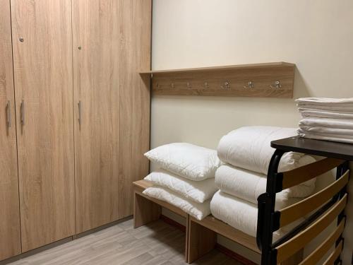 uma pilha de toalhas numa prateleira num quarto em Harland apartments em Petrozavodsk