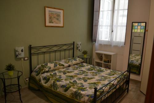 - une chambre avec un lit, deux tables et une fenêtre dans l'établissement San Lorenzo cathedral, à Gênes
