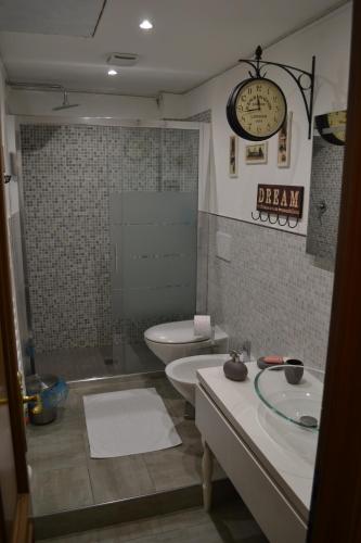 La salle de bains est pourvue d'un lavabo, de toilettes et d'une horloge. dans l'établissement San Lorenzo cathedral, à Gênes