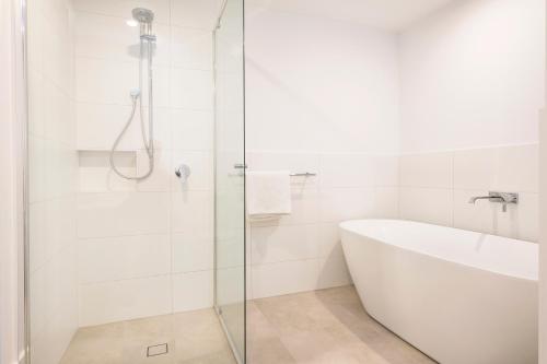 biała łazienka z wanną i prysznicem w obiekcie Central Heights - Main Street Views w mieście Margaret River