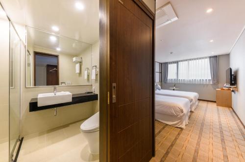 Shin Shin Hotel Cheonjiyeon tesisinde bir banyo