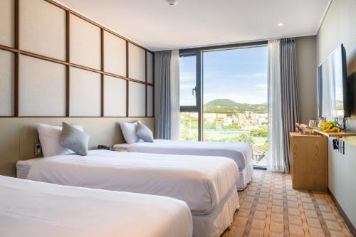 Postel nebo postele na pokoji v ubytování Shin Shin Hotel Cheonjiyeon