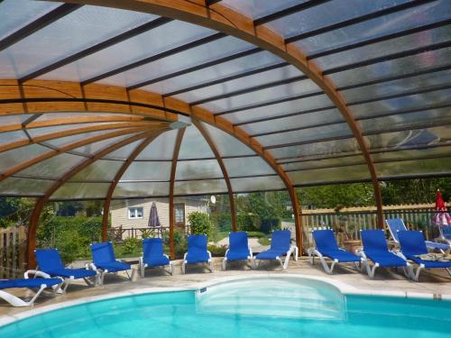 un pabellón con sillas y una piscina en Camping Pommiers des Trois Pays en Licques