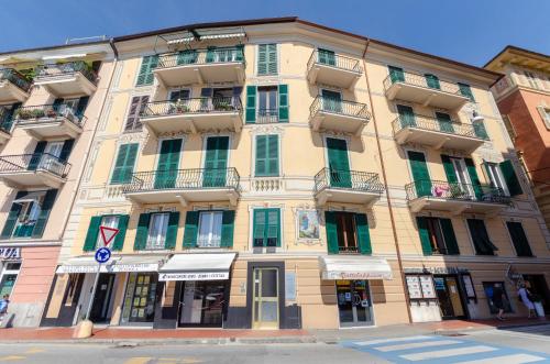 Gallery image of Alla Casa Rosa al Mare, Central Seafront Stay, Air Conditioning, Wi-Fi, the Ideal Choice for a Relaxing and Exciting Coastal Escape, with available on request at 20,00 euro per night Private Garage, Welcome kit Priority, Prosecco and Canestrelli in Rapallo