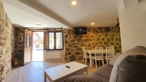 una sala de estar con un sofá y una mesa en Casas del Castillo, 3, en Ávila