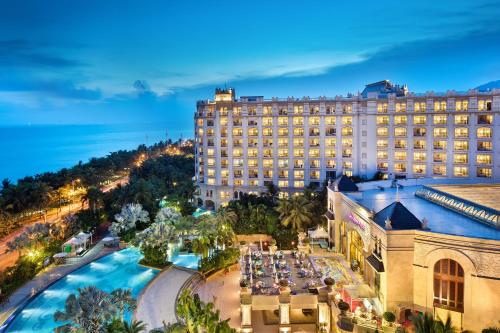 - une vue aérienne sur le grand hôtel et le casino mgm dans l'établissement Crowne Plaza Resort Sanya Bay, an IHG Hotel, à Sanya