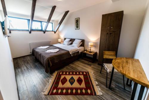 um quarto com uma cama e uma mesa num quarto em Lina Agropanzió em Tomeşti