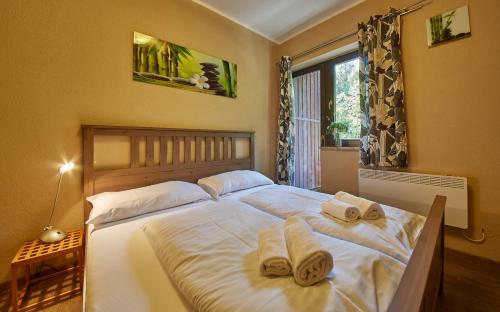 sypialnia z łóżkiem z ręcznikami w obiekcie Appartement Riverside w Saalbach Hinterglemm