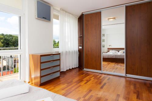 Posteľ alebo postele v izbe v ubytovaní Apartments Warsaw Niecala Noclegi Renters