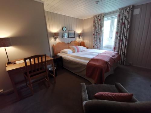 Un pat sau paturi într-o cameră la Sanner Hotell