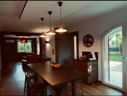 une cuisine et une salle à manger avec une table et des chaises dans l'établissement Chesterfield design, à Pierrelatte