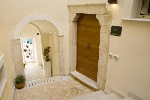 um corredor com uma porta de madeira numa casa em Albergo Diffuso Sotto Le Stelle em Picinisco