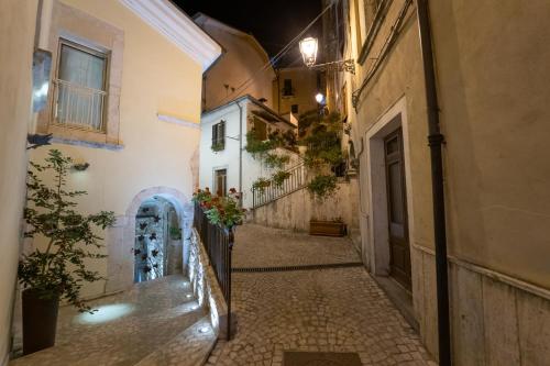 Une allée dans une vieille ville la nuit dans l'établissement Albergo Diffuso Sotto Le Stelle, à Picinisco