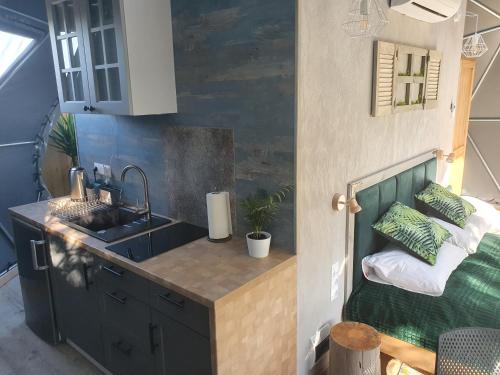 Kuchyň nebo kuchyňský kout v ubytování Podniebny Glamping