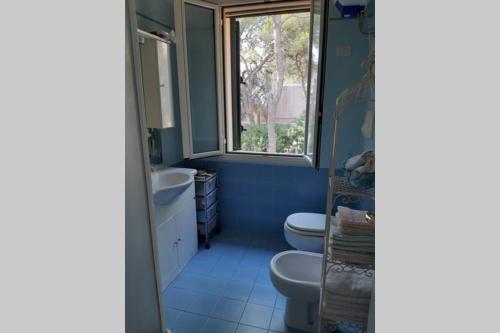 a bathroom with two toilets and a window at appartamento in pineta vista mare in Santa Caterina di Nardò