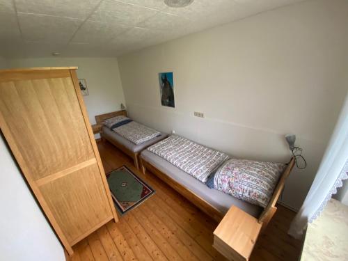 ノルデンにあるSchwalbenhofのベッド2台が備わる部屋