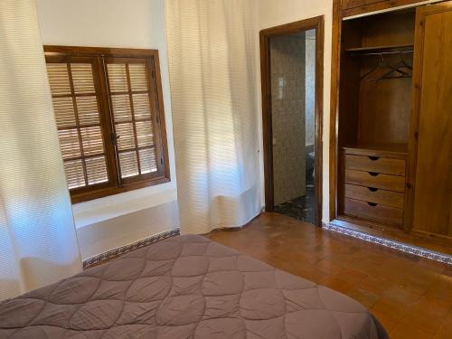 a room with a bed and a dresser and a window at Esuri Chalet 300m con 1000m parcela privada a 8min de Puy Du Fou in Argés