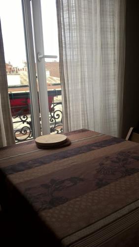 Кровать или кровати в номере appartement Paris bohème