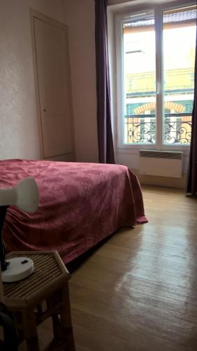 Postel nebo postele na pokoji v ubytování appartement Paris bohème