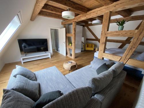 a living room with a couch and a tv at Traumhaft wohnen im Haus Blum in Herbolzheim