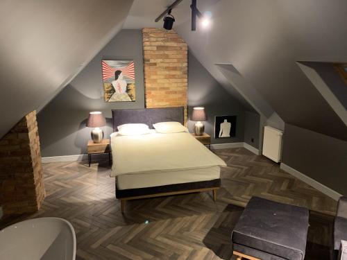 een slaapkamer met een bed op zolder bij Old Town Luxury Apartments Zgorzelec in Zgorzelec