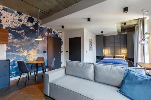 un soggiorno con divano e letto di Homewell Boutique Apartments Stare Miasto a Poznań