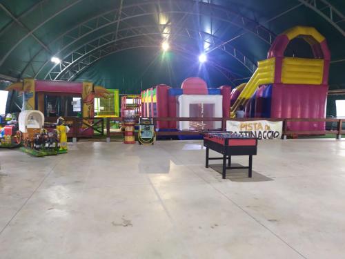 un gran edificio con una sala de juegos con un parque infantil en B&B La Staffa, en Aquino