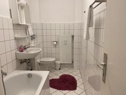 La petite salle de bains est pourvue d'un lavabo et de toilettes. dans l'établissement 1,5 Z Apartment mit Balkon direkt am Hauptbahnhof, à Neumünster