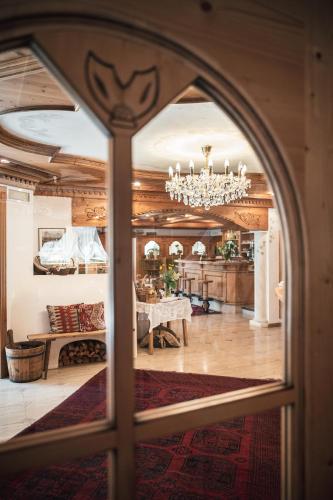 a view of a dining room from a window at Hotel Chalet Corso in San Vigilio Di Marebbe