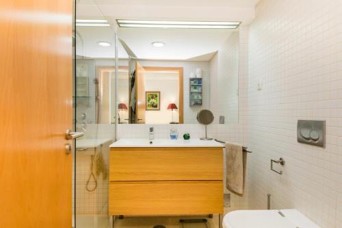 ポルティマンにあるAkisol Portimao Coral IIIのバスルーム(洗面台、トイレ、シャワー付)